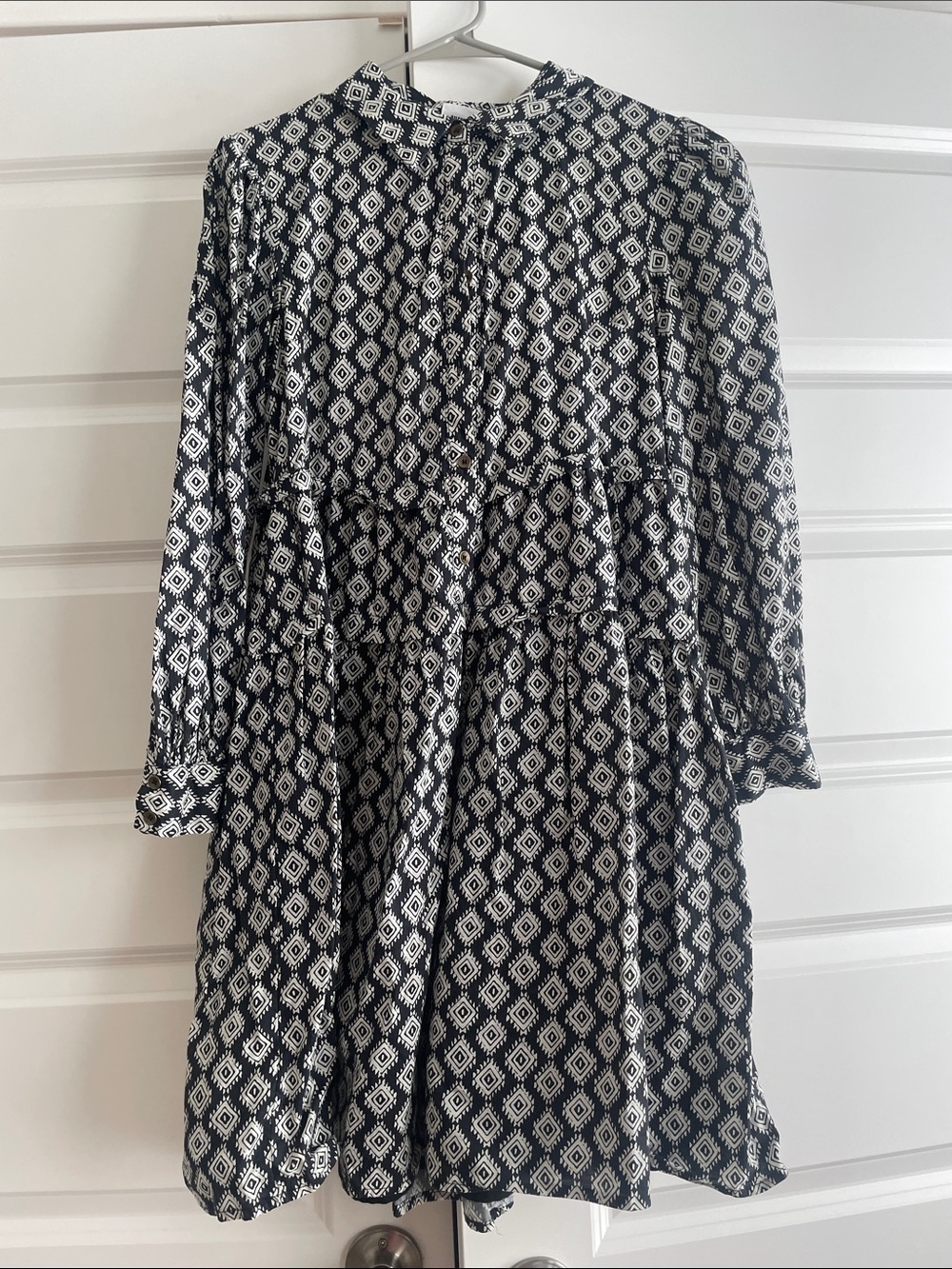 AUREUM Black & White Geometric Long-Sleeve Tiered Dress